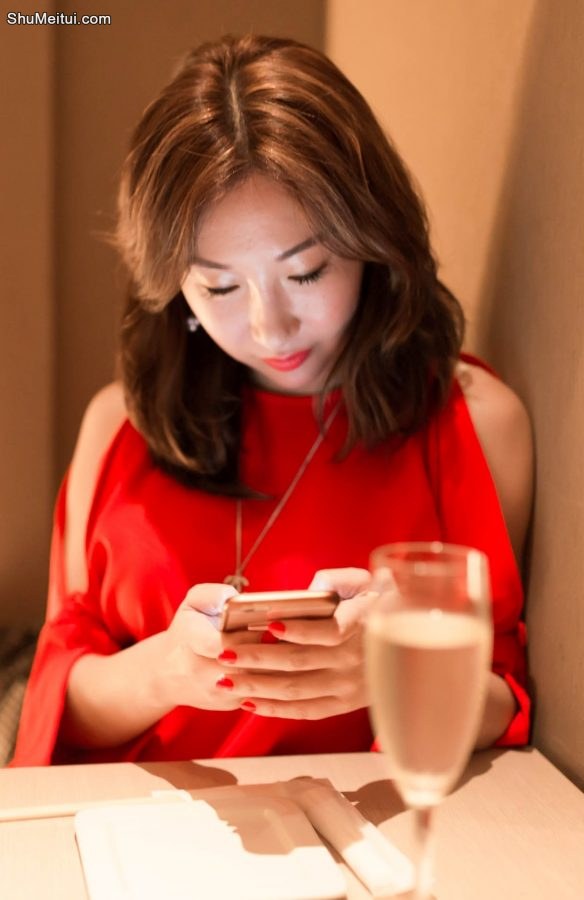 坐着豪车去参加饭局的貌美熟妇，性感和漂亮你们觉得呢[第4张/共6张]