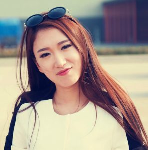 熟美妇车内诱惑自拍，身材凹凸有致颜值超高哎