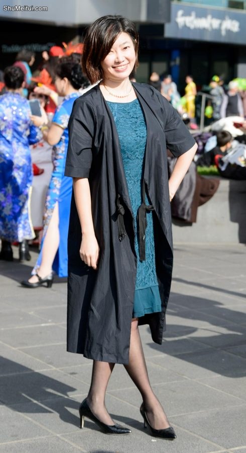 广场上的美妇女公务员黑色丝袜搭配高跟鞋很诱惑男性哦[第2张/共6张]