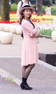 高挑美妇优优粉裙黑色丝袜，超有气质有木有