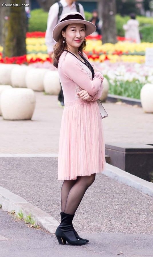 高挑美妇优优粉裙黑色丝袜，超有气质有木有[第6张/共8张]