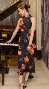 旗袍美妇优优有才有德还长的俊，谁说我们是花瓶