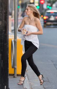 非常漂亮的国外轻熟妇，细长腿搭配恨天高很有明星气质