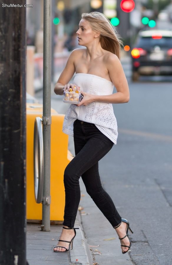 非常漂亮的国外轻熟妇，细长腿搭配恨天高很有明星气质[第2张/共4张]