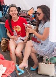 清纯的小熟女探班年长的大熟女，满眼全是大美腿呀