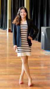 偶然拍到的熟妇老师，身材高挑模样俊俏好有气质呀