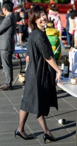 广场上的美妇女公务员黑色丝袜搭配高跟鞋很诱惑男性哦