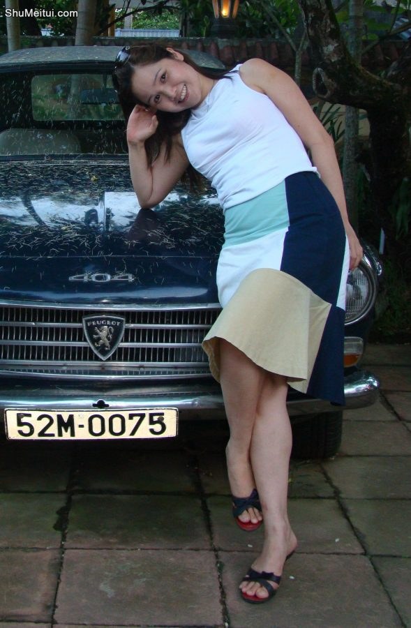 美妇华嫂去山庄吃饭消费，这么好的景色不拍照太亏了丰满身材了[第1张/共10张]