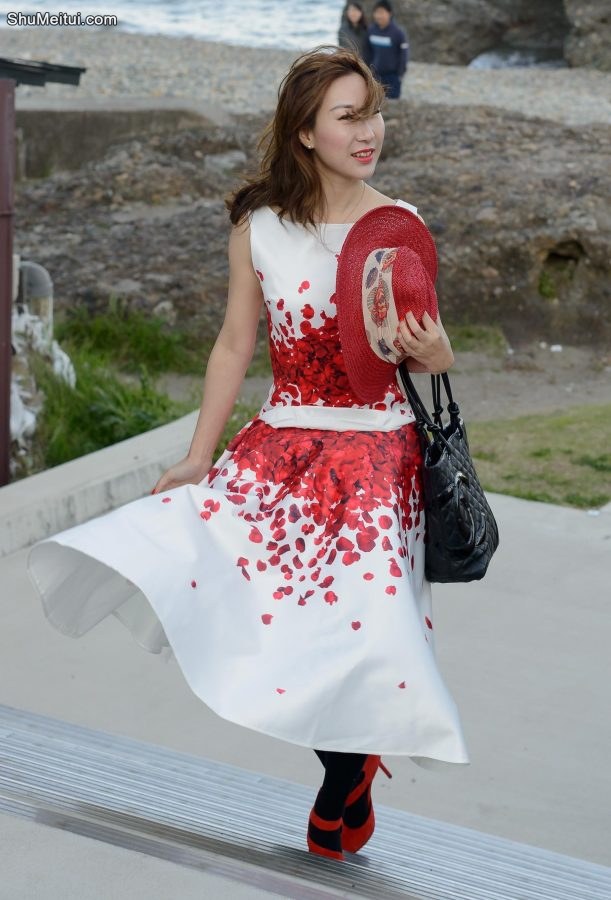 性感美妇优优海边浪一圈看看有上钩的高富帅不[第7张/共7张]