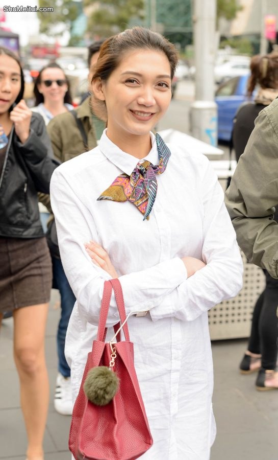 纽约街头的华裔美妇，美腿高颜值尤其是她的微笑让人为之倾倒[第3张/共5张]