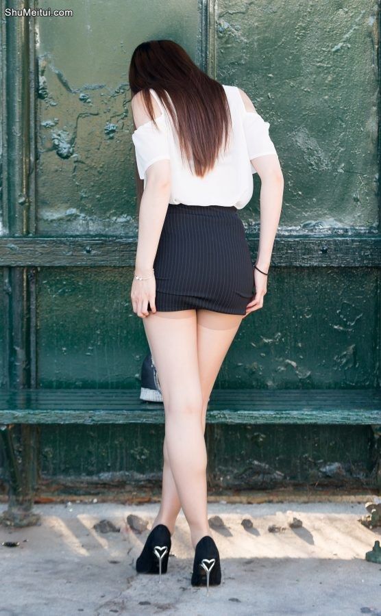 坐在场边等老公打球的熟妇，我的天呀这也太性感太勾人了吧[第2张/共12张]