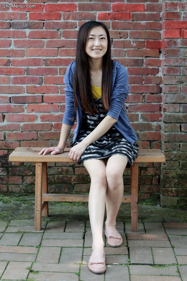 喜欢坐着摆Pose拍照的美腿人妻[第3张/共4张]