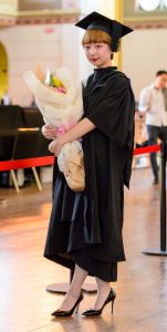 蛮可爱的华裔短发小美女，哥等着你发育好再约你