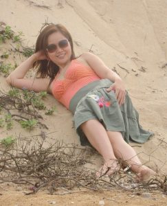 甜美的人妻华嫂，在海滩上秀着熟女的风采够养眼