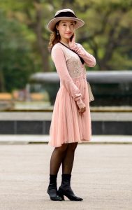 高挑美妇优优粉裙黑色丝袜，超有气质有木有