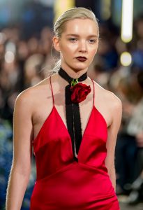 米兰时装周上的红色风暴，美胸和大长腿甚是养眼哦