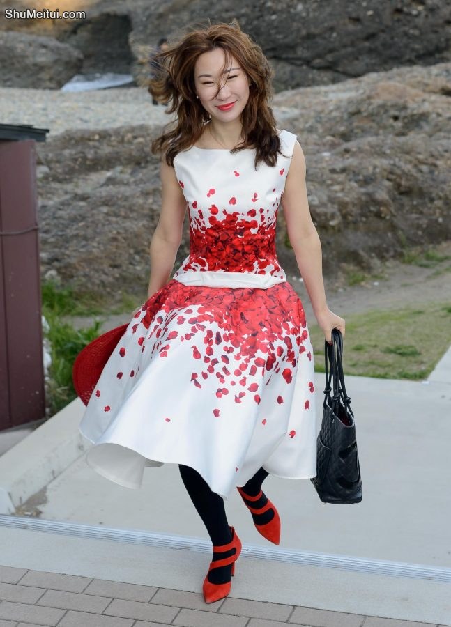 性感美妇优优海边浪一圈看看有上钩的高富帅不[第6张/共7张]