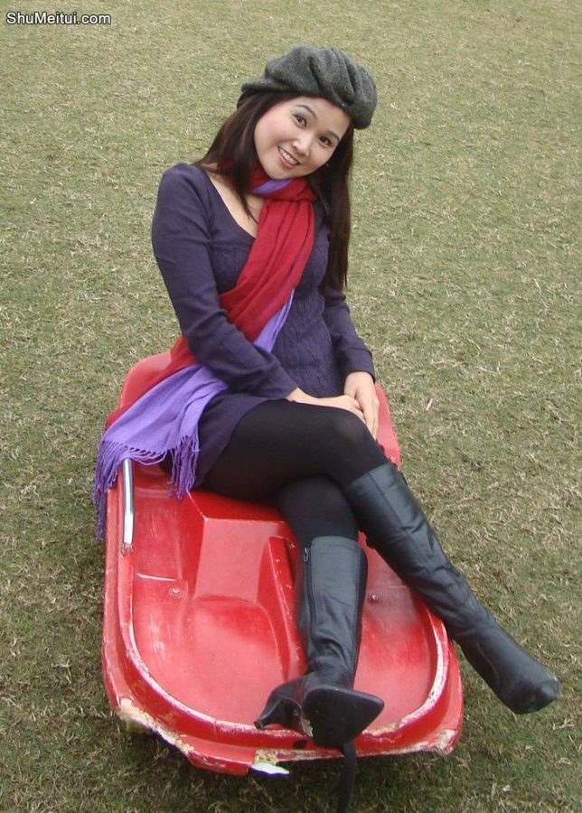 两位熟妇闺蜜玩嗨了，皮靴高跟加上黑丝韵味十足嘛[第6张/共9张]