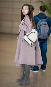 身材苗条的轻熟小姨子挺漂亮的，就是有些小脾气