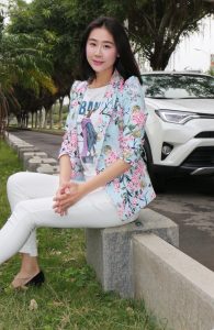 漂亮到无可挑剔的年轻美妇，很有一股韩国美人的清新感觉，好喜欢