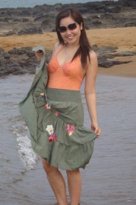 甜美的人妻华嫂，在海滩上秀着熟女的风采够养眼