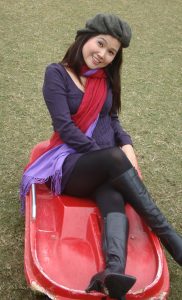 两位熟妇闺蜜玩嗨了，皮靴高跟加上黑丝韵味十足嘛