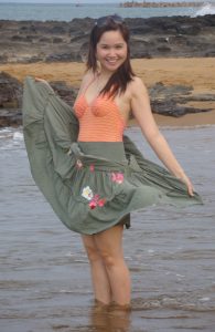 甜美的人妻华嫂，在海滩上秀着熟女的风采够养眼