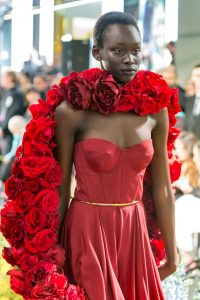 米兰时装周上的红色风暴，美胸和大长腿甚是养眼哦