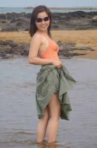 甜美的人妻华嫂，在海滩上秀着熟女的风采够养眼