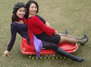 两位熟妇闺蜜玩嗨了，皮靴高跟加上黑丝韵味十足嘛