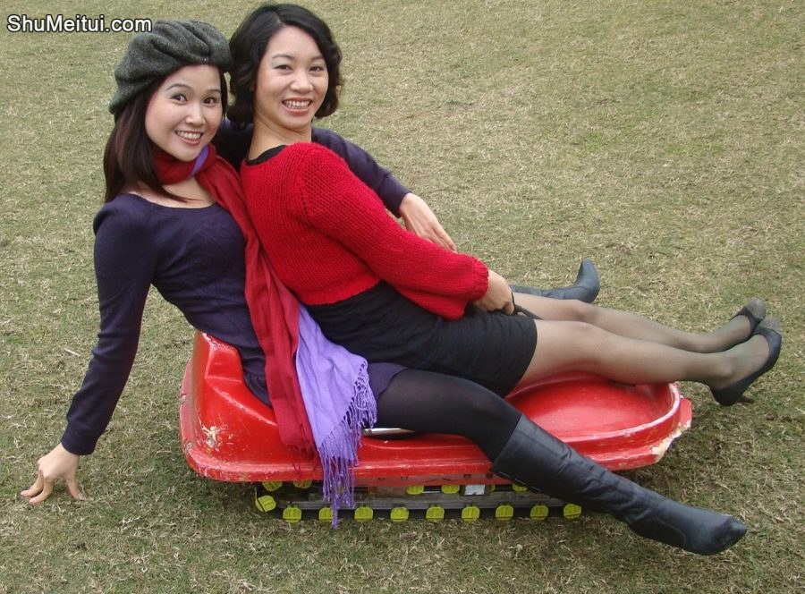 两位熟妇闺蜜玩嗨了，皮靴高跟加上黑丝韵味十足嘛[第3张/共9张]