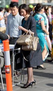 广场上的美妇女公务员黑色丝袜搭配高跟鞋很诱惑男性哦