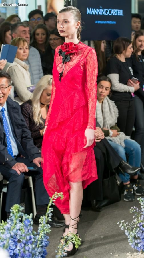 米兰时装周上的红色风暴，美胸和大长腿甚是养眼哦[第3张/共7张]