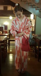 一看就是有故事的美妇，穿起和服来多了一股媚态