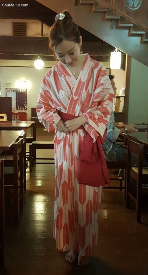 一看就是有故事的美妇，穿起和服来多了一股媚态[第1张/共9张]