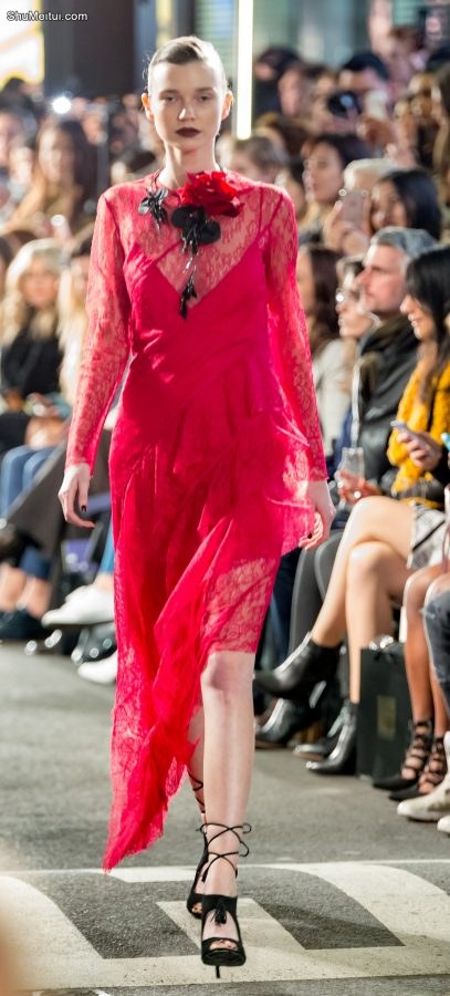 米兰时装周上的红色风暴，美胸和大长腿甚是养眼哦[第5张/共7张]