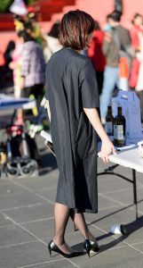 广场上的美妇女公务员黑色丝袜搭配高跟鞋很诱惑男性哦