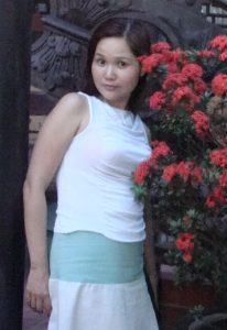 美妇华嫂去山庄吃饭消费，这么好的景色不拍照太亏了丰满身材了