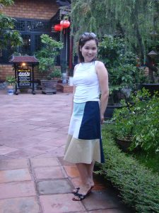 美妇华嫂去山庄吃饭消费，这么好的景色不拍照太亏了丰满身材了