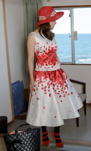 性感美妇优优海边浪一圈看看有上钩的高富帅不