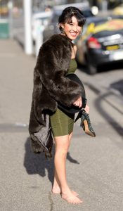 鞋跟掉了光脚走的性感华裔美妇，身材好颜值高简直迷死人了