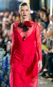 米兰时装周上的红色风暴，美胸和大长腿甚是养眼哦