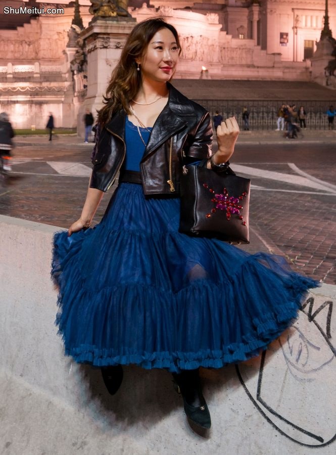 贵妇优优长裙配着黑色丝袜好高贵的气质好想占有她呀[第1张/共6张]