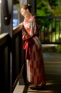 一看就是有故事的美妇，穿起和服来多了一股媚态