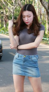 高挑熟妇俊俊酥胸大长腿微微的肚腩，身材惹火