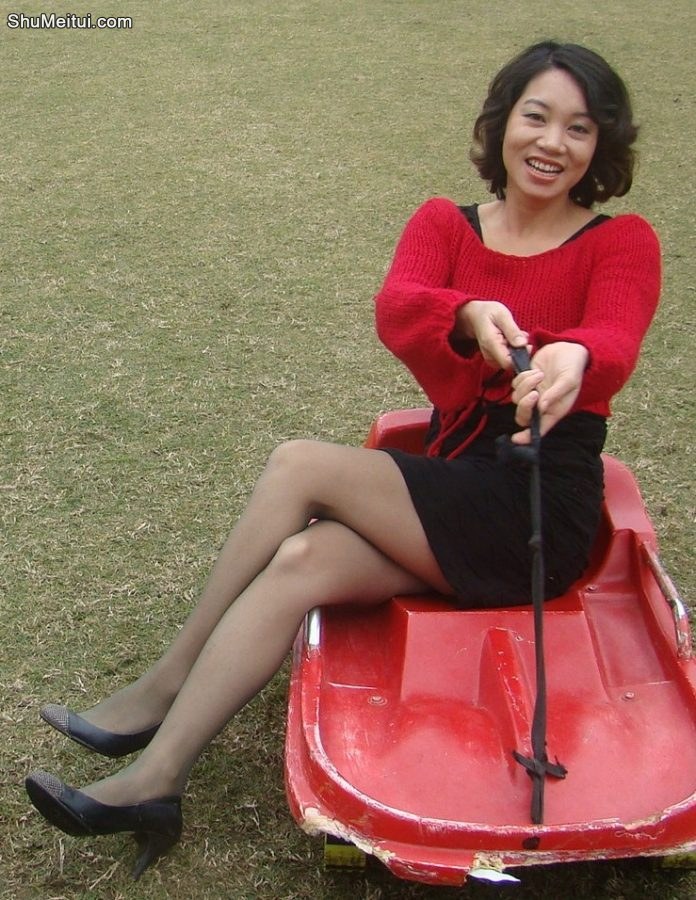 两位熟妇闺蜜玩嗨了，皮靴高跟加上黑丝韵味十足嘛[第9张/共9张]