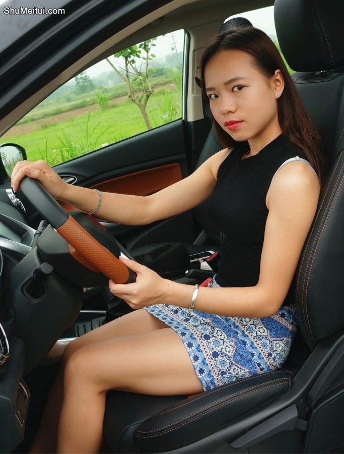 广西的小阿妹也来当媳妇车模了，熟妇的姿色很是不错哦[第12张/共16张]