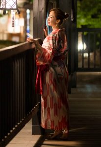 一看就是有故事的美妇，穿起和服来多了一股媚态