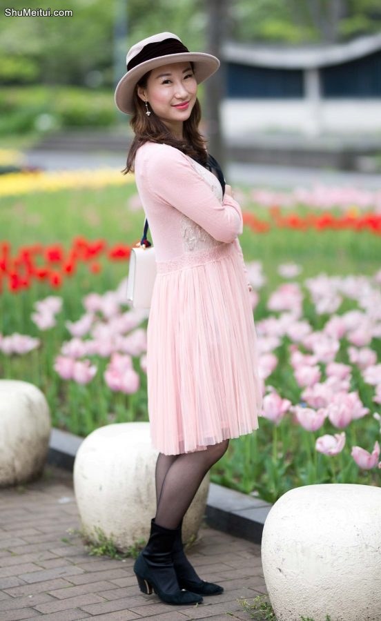 高挑美妇优优粉裙黑色丝袜，超有气质有木有[第2张/共8张]