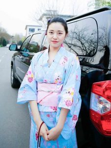 漂亮媳妇给俺当车模，还真有一股日本妹子的感觉